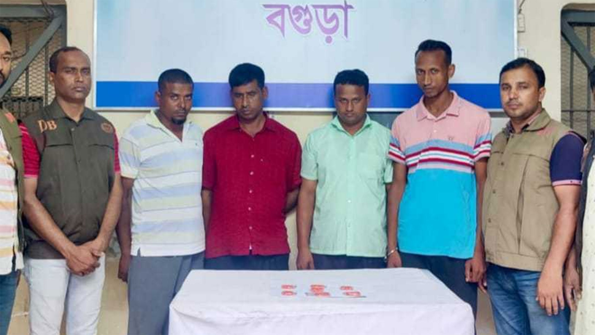 বগুড়ায় ৮৫০ পিস ইয়াবাসহ ৩ পুলিশ ও ১ আনসার সদস্য গ্রেপ্তার